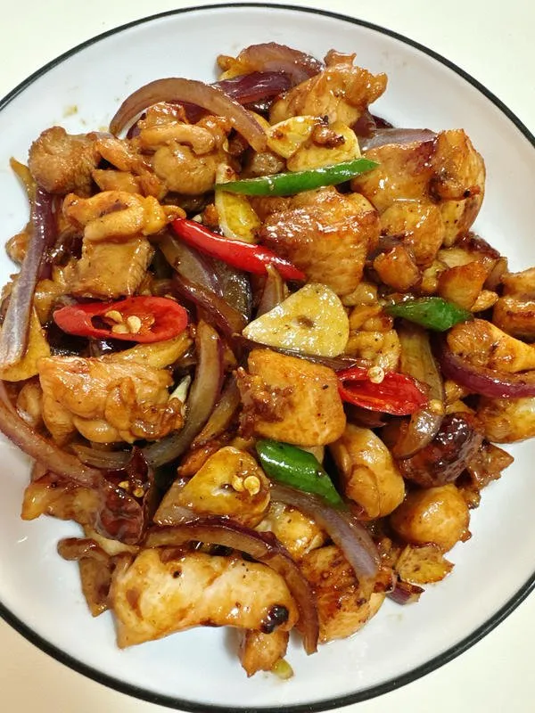 洋葱炒鸡腿肉 香辣爽滑，下饭好吃。 用料 · 鸡腿（1个） · 生抽（2勺） · 料酒（1勺） · 老抽（半勺） · 蚝油（1勺） · 黑胡椒粉（半勺） ·